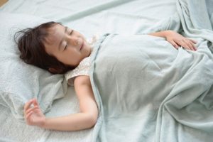 子どもの【寝かしつけ】は何歳までやるもの？どうやったらいいの？