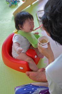 離乳食を食べさせると【えずく】のはどうして？