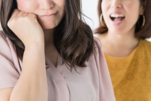 ママ友の【妬み】ほど面倒な事はない！平和に過ごすためには…