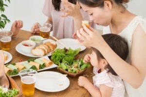 幼稚園で【Line禁止】もある？ママ友やグループ内でのトラブルとは？